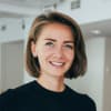 En profilbild av fastighetsmäklare Josefin Granström