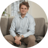 En profilbild av fastighetsmäklare Elias Swartswe