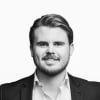 En profilbild av fastighetsmäklare Jonathan Fehland