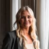 En profilbild av fastighetsmäklare Carolina Dejus