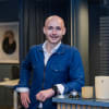 En profilbild av fastighetsmäklare Philip Hansson