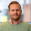 En profilbild av fastighetsmäklare Alexander Bladh