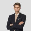 En profilbild av fastighetsmäklare Adam Birk