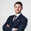 En profilbild av fastighetsmäklare Julius Khano
