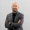 En profilbild av fastighetsmäklare Markus Bylund
