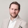 En profilbild av fastighetsmäklare Andreas Söderkvist
