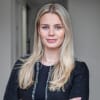 En profilbild av fastighetsmäklare Emma Wallenius