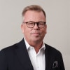 En profilbild av fastighetsmäklare Kenneth Parkegren