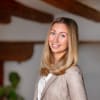 En profilbild av fastighetsmäklare Felicia Olsson
