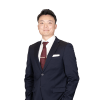En profilbild av fastighetsmäklare Tommy Huynh