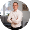 En profilbild av fastighetsmäklare Emil Dahlin