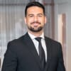 En profilbild av fastighetsmäklare Emanuel Mirza