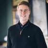 En profilbild av fastighetsmäklare Edwin Östin
