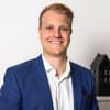 En profilbild av fastighetsmäklare Pelle Ström