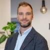 En profilbild av fastighetsmäklare Mikael Olson