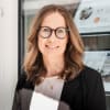 En profilbild av fastighetsmäklare Åsa Lundgren