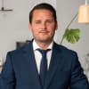 En profilbild av fastighetsmäklare Alexander Parmhed