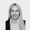 En profilbild av fastighetsmäklare Gabriella Vernersson