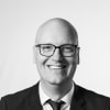 En profilbild av fastighetsmäklare Joachim Ejderhäll