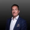 En profilbild av fastighetsmäklare Daniel Larsson