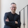 En profilbild av fastighetsmäklare Johan Tusa