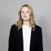 En profilbild av fastighetsmäklare Moa Högstedt