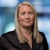En profilbild av fastighetsmäklare Jennie Adolfsson Kamperin