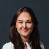 En profilbild av fastighetsmäklare Frida Wallquist