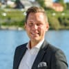 En profilbild av fastighetsmäklare Marcus Axbo