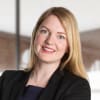En profilbild av fastighetsmäklare Lina Edin