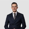 En profilbild av fastighetsmäklare Michel Dagher