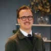 En profilbild av fastighetsmäklare Pontus Andersson