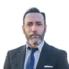 En profilbild av fastighetsmäklare Elias Yahyaei