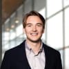 En profilbild av fastighetsmäklare Trolle Frankenberg