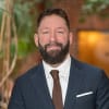 En profilbild av fastighetsmäklare Christophe Humblot