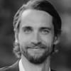 En profilbild av fastighetsmäklare Viktor Sundberg