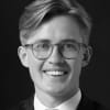En profilbild av fastighetsmäklare Fredrik Ulvestaf