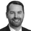 En profilbild av fastighetsmäklare Sebastian Hanisch