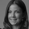 En profilbild av fastighetsmäklare Emelie Johansson