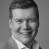 En profilbild av fastighetsmäklare Fredrik Öst