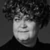 En profilbild av fastighetsmäklare Lotta Andersson