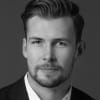 En profilbild av fastighetsmäklare Jesper Danielsson