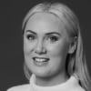 En profilbild av fastighetsmäklare Julia Högberg