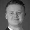 En profilbild av fastighetsmäklare Victor Samuelsson