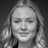 En profilbild av fastighetsmäklare Evelina Levin