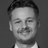 En profilbild av fastighetsmäklare Mateusz Samuelsson