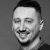 En profilbild av fastighetsmäklare Emir Cosovic