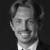 En profilbild av fastighetsmäklare William Lindblom