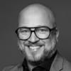 En profilbild av fastighetsmäklare Patrik Dübbel Hellberg
