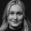 En profilbild av fastighetsmäklare Lovisa Forsgren